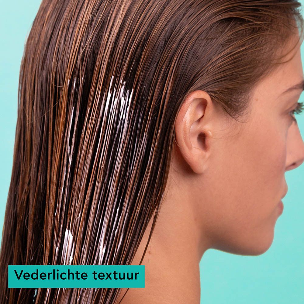 Haar behandeld met product. Tekst: Vederlichte textuur.