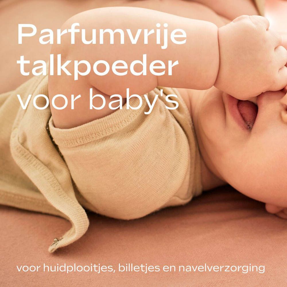 Baby liggend op de buik. Tekst: Parfumvrije talkpoeder voor baby's.