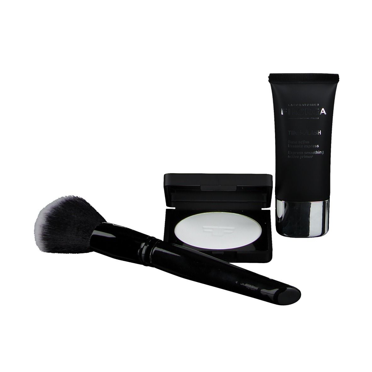 Pinceau noir, poudre compacte et tube. Pinceau avec manche et poils noirs. Poudre dans un boîtier noir. Tube avec base argentée.