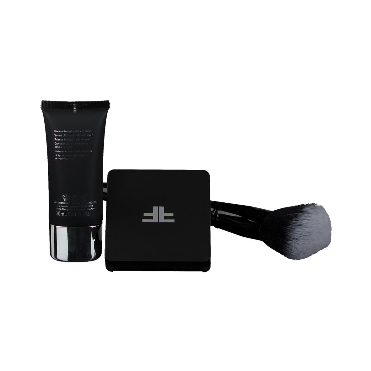Tube noir, poudre compacte et pinceau. Tube avec base argentée. Poudre dans un boîtier noir. Pinceau avec manche et poils noirs.