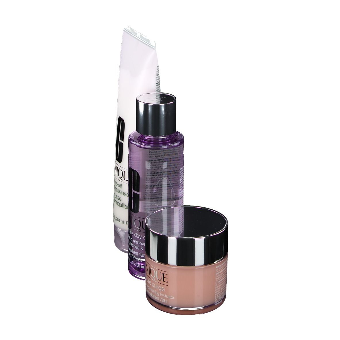 Drie cosmetische producten schuin geplaatst. Links een tube, in het midden een fles, rechts een pot.