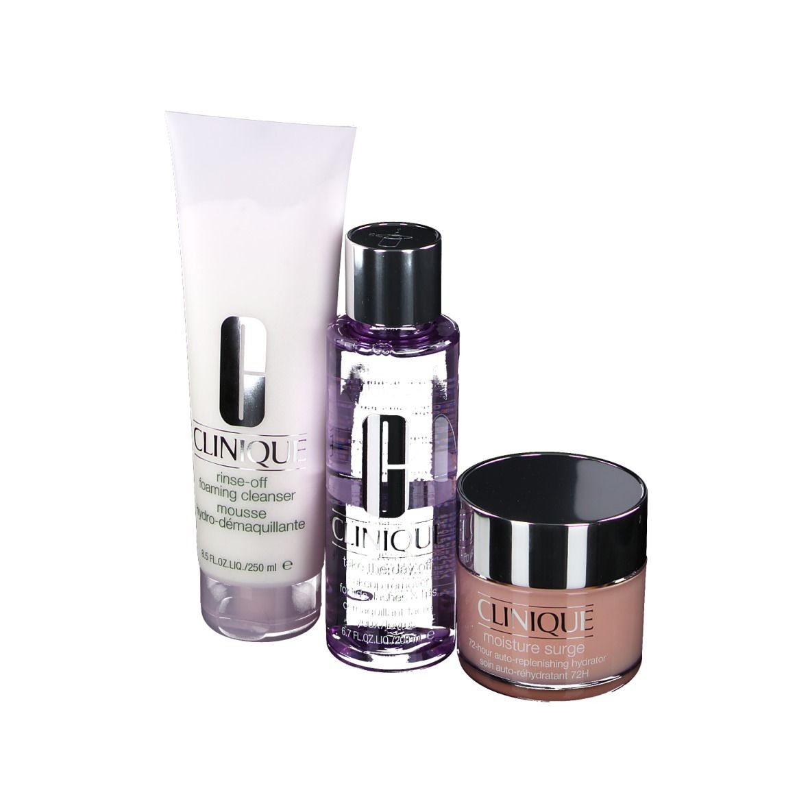 Drie cosmetische producten: reinigingsmousse, lotion en moisturizer. Allemaal met logo.