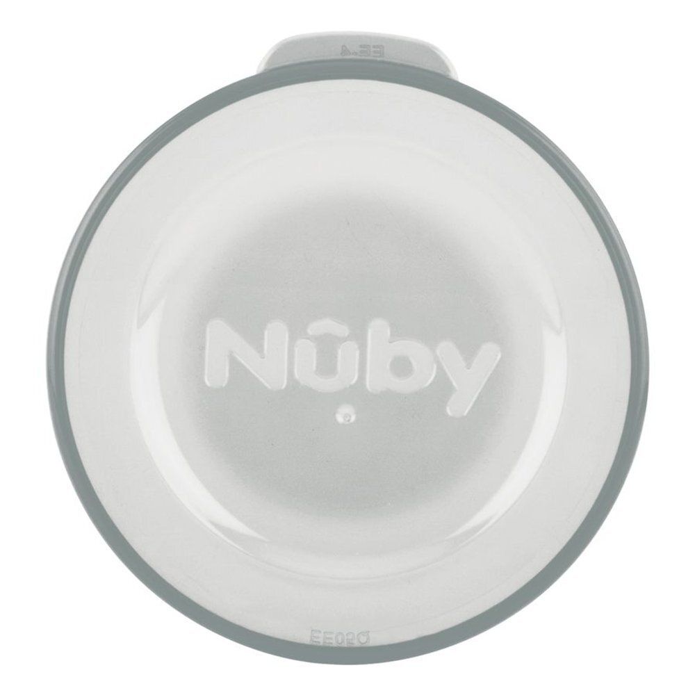 Couvercle gris avec inscription Nûby. Forme ronde. Plastique transparent. Bordure surélevée.