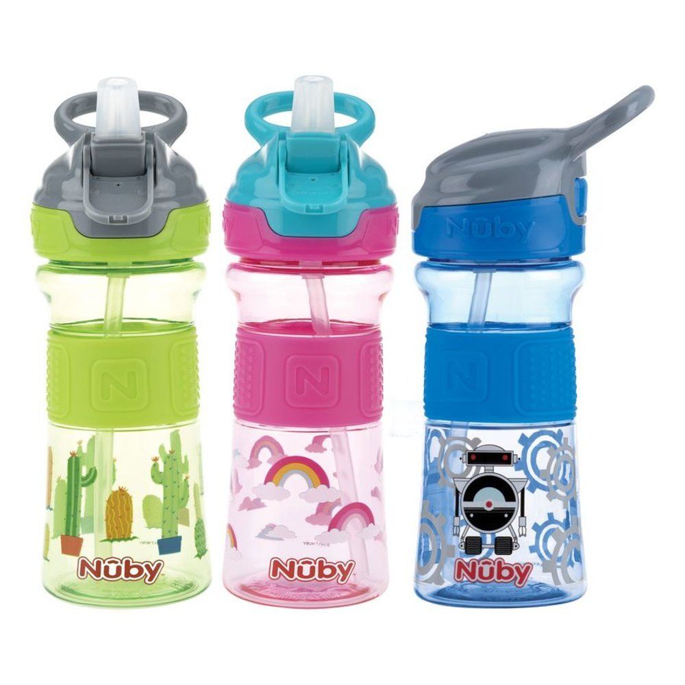 Trois bouteilles d'eau côte à côte. Rose, verte et bleue. Rose avec arc-en-ciel, verte avec cactus, bleue avec robot. Marque Nuby.