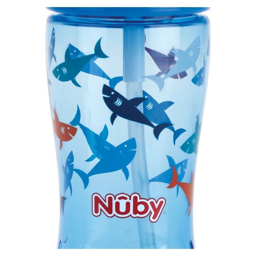 Gros plan sur la gourde bleue avec motifs de requins. Marque Nûby.