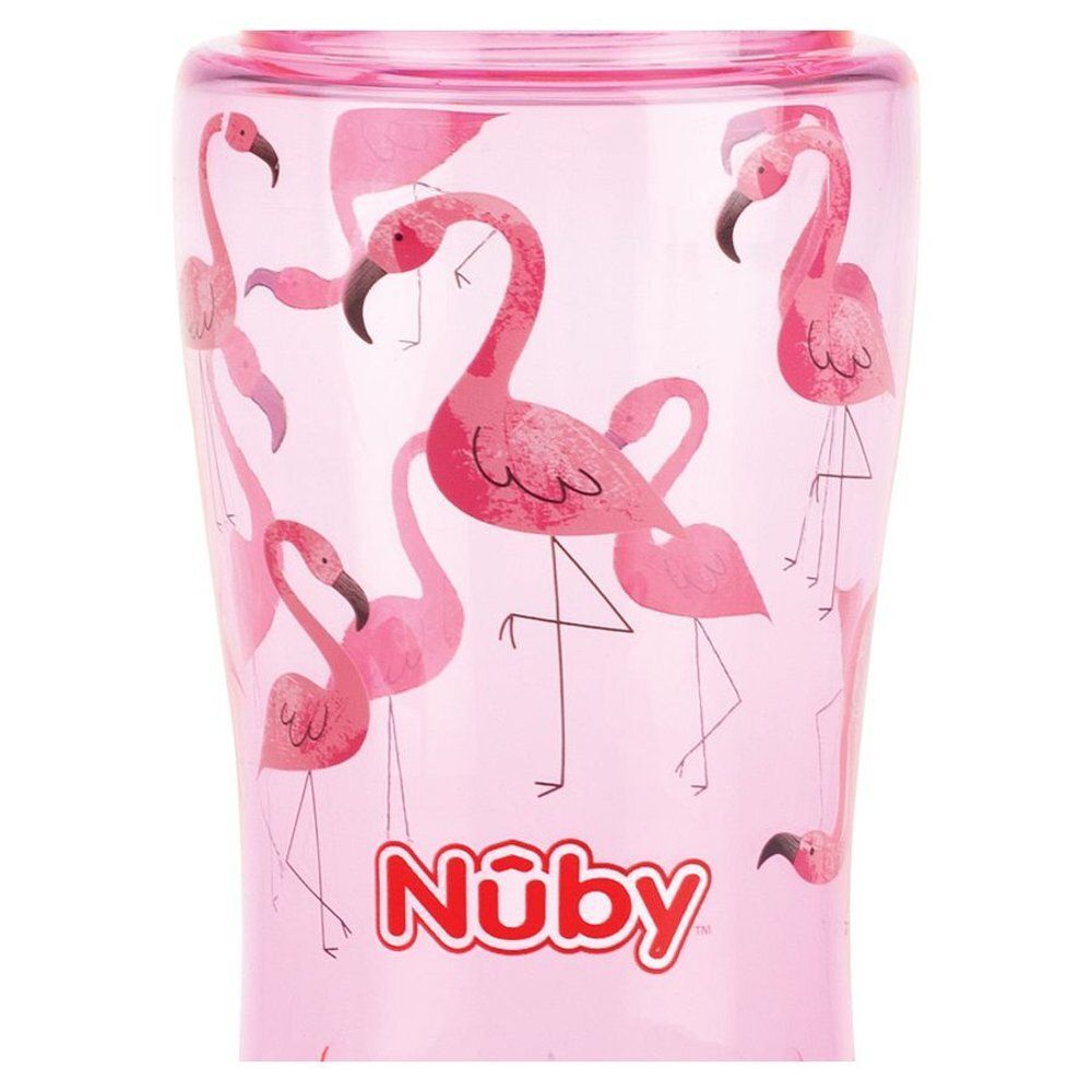 Gros plan sur la gourde rose avec motif flamant rose. Le nom Nûby est visible.