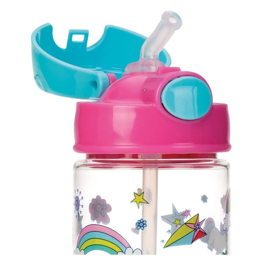 Close-up van de drinkfles. Roze deksel met blauwe sluiting. Transparante fles met kleurrijke stickers.