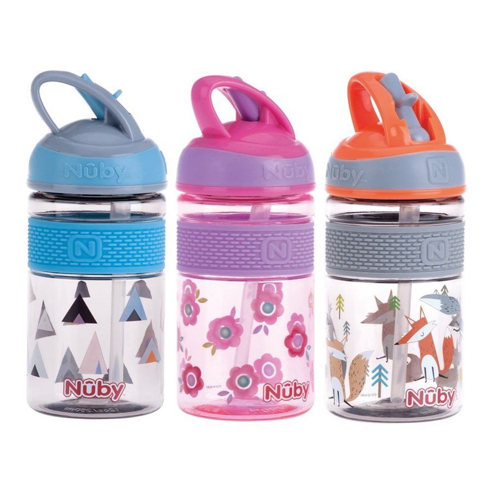 Trois gourdes côte à côte. Bleue, rose et orange. Avec différents motifs et la marque Nûby.