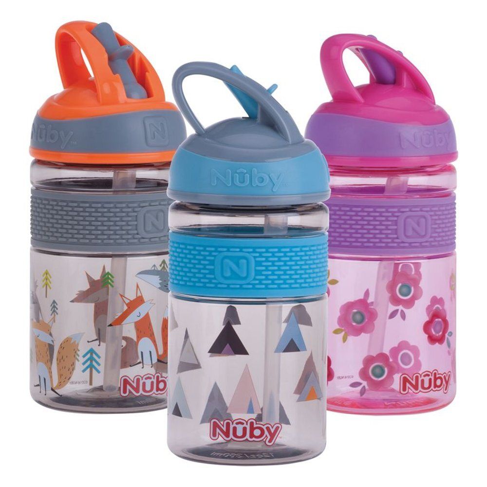 Drie drinkflessen naast elkaar. Oranje, blauw en roze. Met verschillende patronen en het merk Nûby.