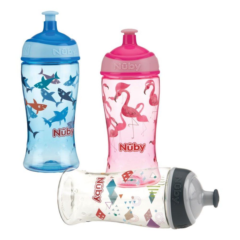 Drie drinkflessen: blauw met haaien, roze met flamingo's, transparant met patronen. Merk Nûby.