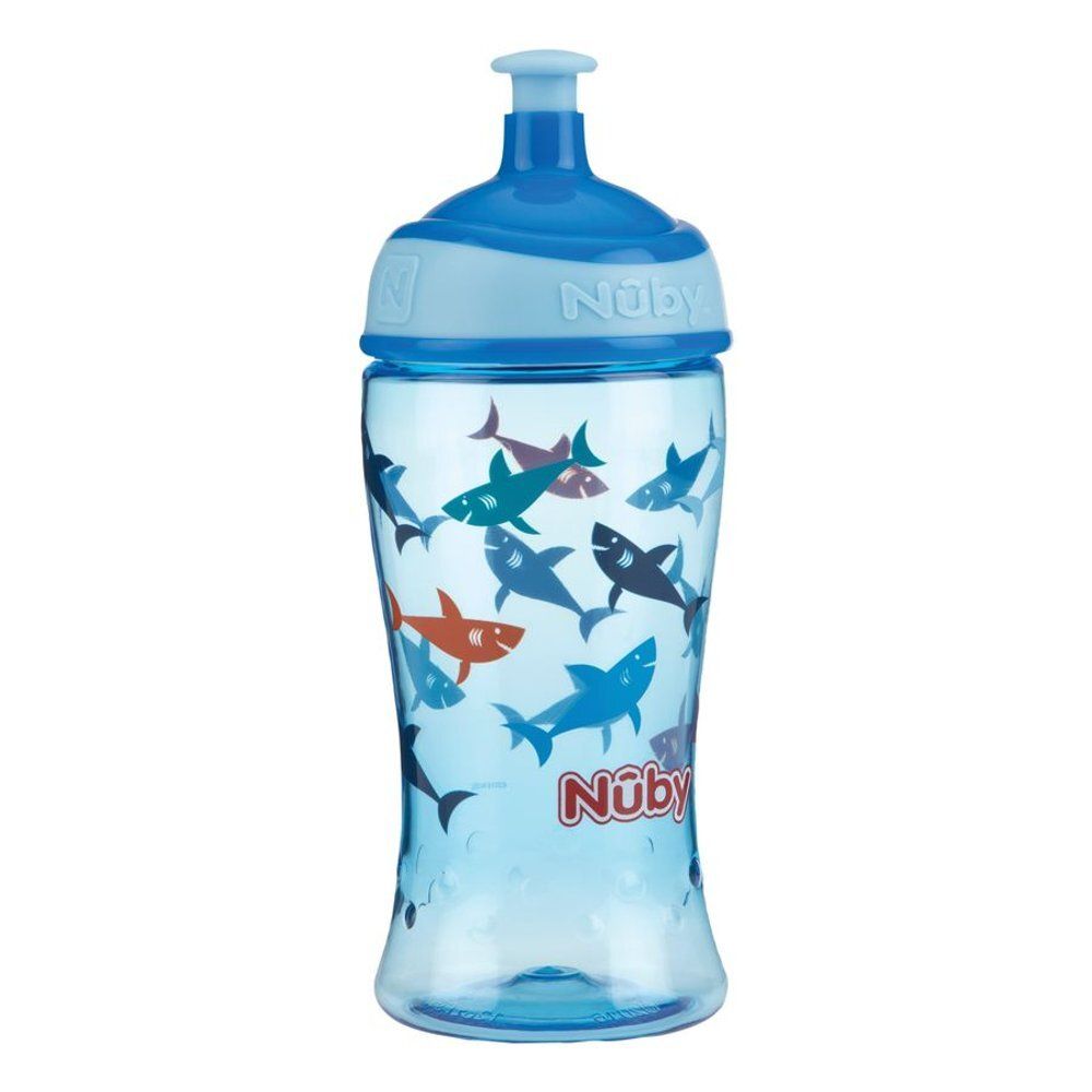 Transparante drinkfles met geometrische patronen en grijze dop. "Nûby" is zichtbaar.