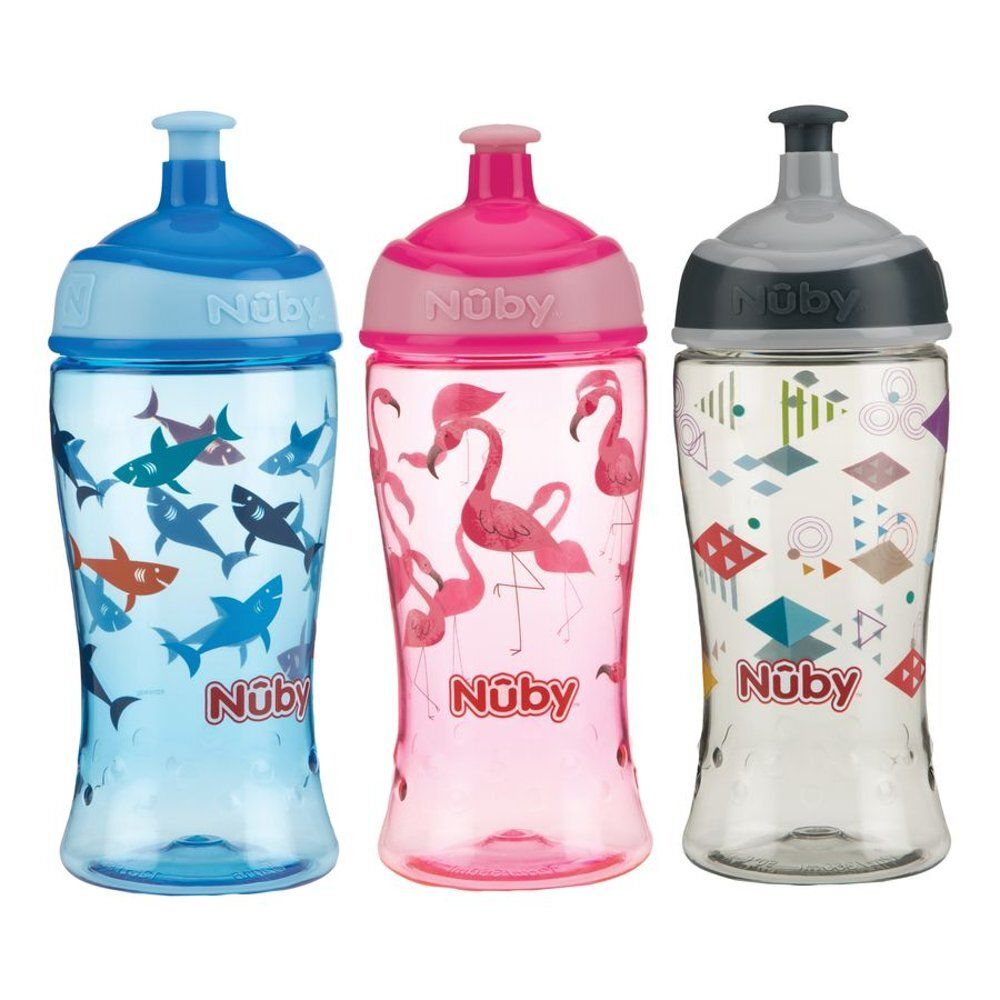 Drie drinkflessen: blauw met haaien, roze met flamingo's, transparant met patronen. Merk Nûby.