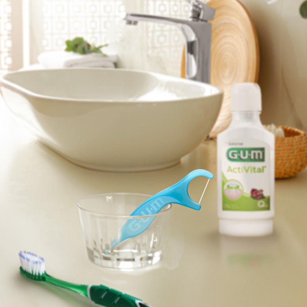 GUM® Easy-Flosser blauw, met tekst: Stap 1: Reinig tussen je tanden.
