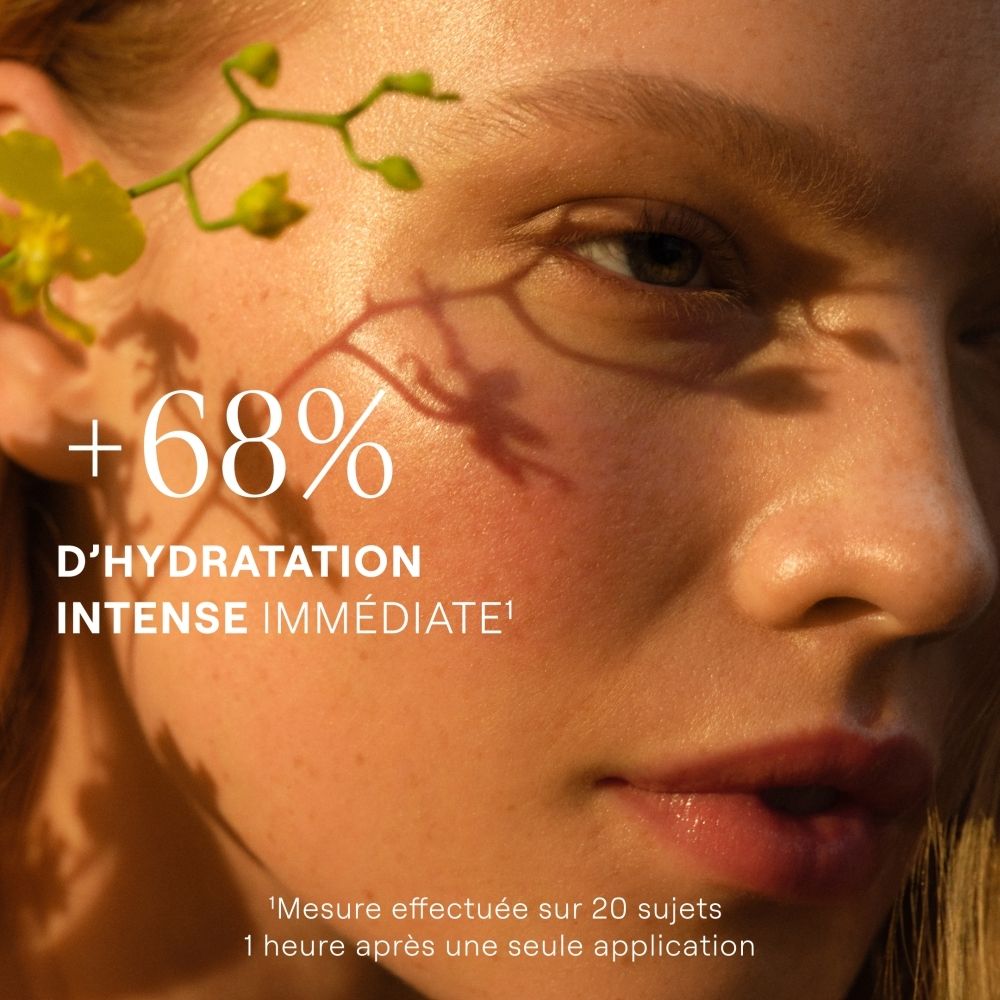 Visage d'une femme avec une goutte de crème, texte : +68% hydratation intense.