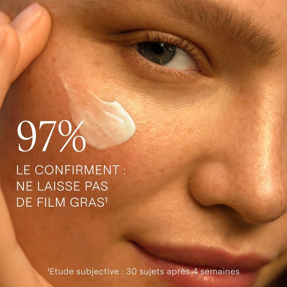 Gros plan d'un visage avec une crème appliquée, texte '97% confirment : ne laisse pas de film gras'.