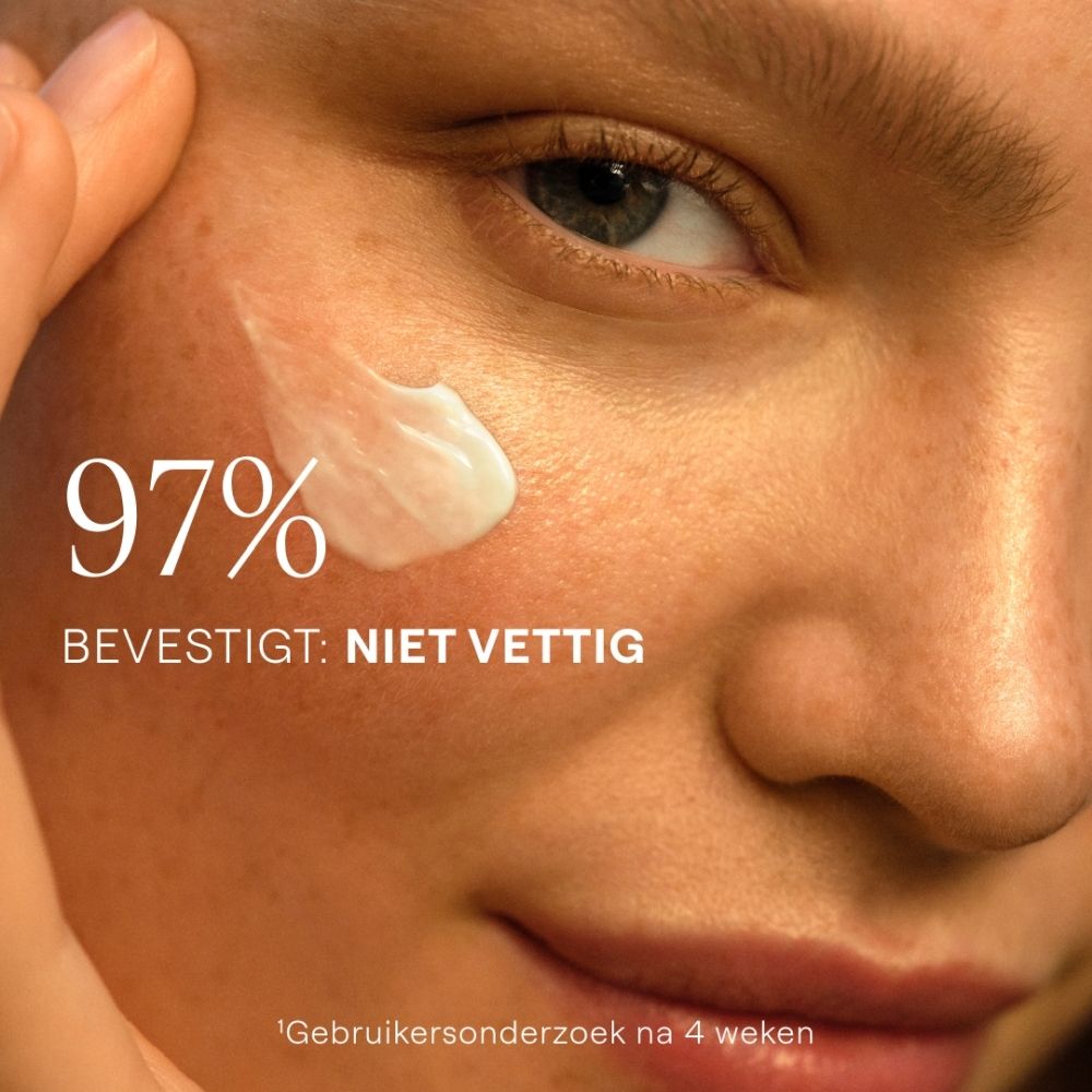 Close-up van een vrouw met witte crème op haar wang. Tekst: 97% bevestigd: niet vet.