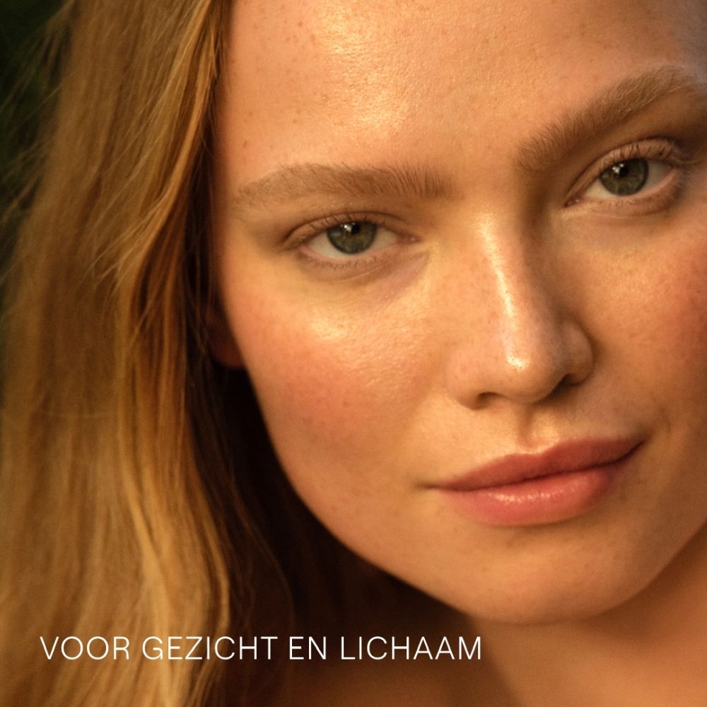 Close-up van een gezicht met de tekst 'Voor gezicht en lichaam'.