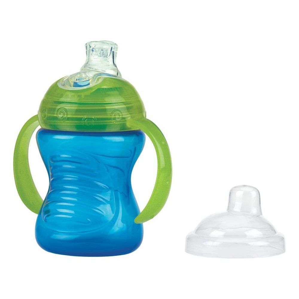 Blauwe babybeker met groene handvatten en deksel. De beker heeft een golvende vorm en een groen deksel. Een los deksel ligt ernaast.