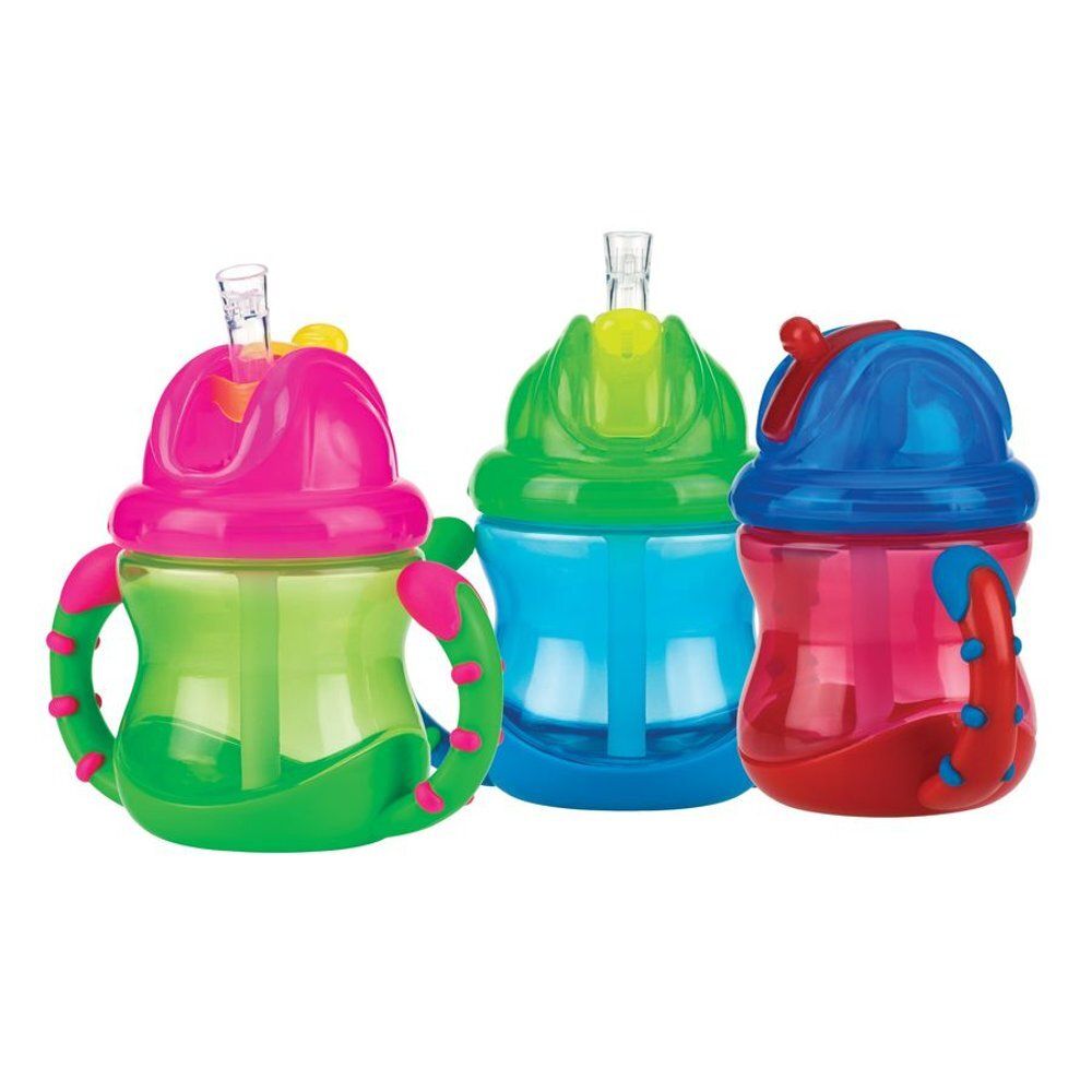 Drie gekleurde drinkbekers met handvatten en rietjes. Roze, groen en blauw. Klapdeksels.