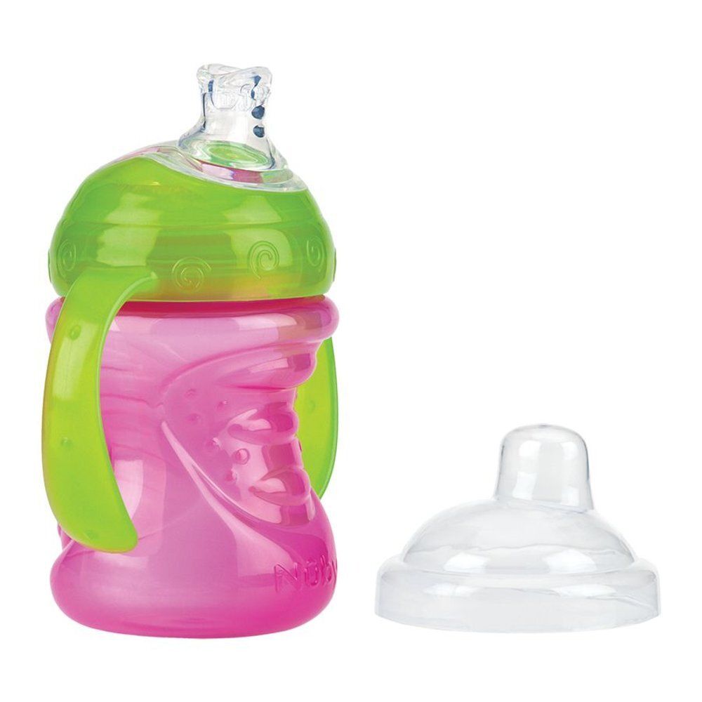 Roze en groene drinkbeker met handvatten en een apart deksel. De beker heeft een doorzichtige tuit.