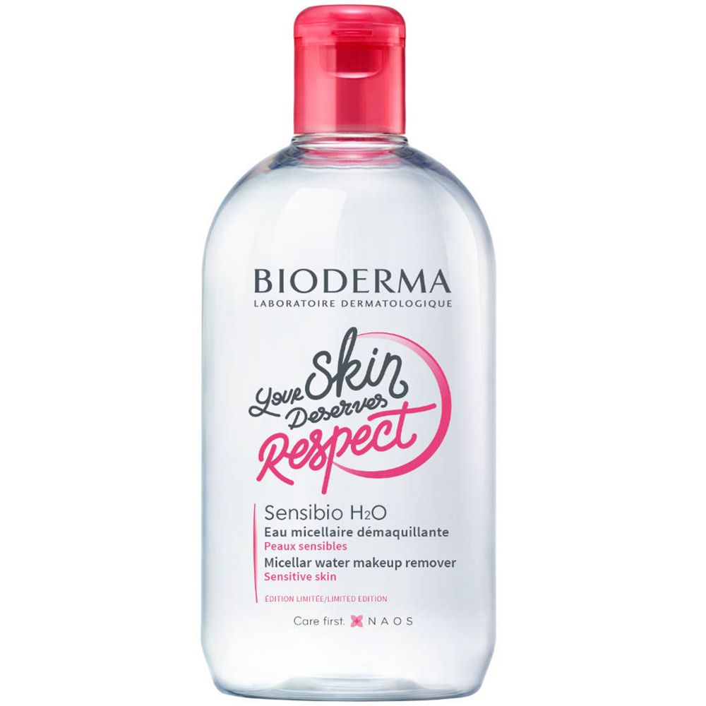 Flacon transparent avec bouchon rose. Inscription: BIODERMA, Sensibio H2O, Micellar Water. Inscription: Love Skin Deserves Respect.