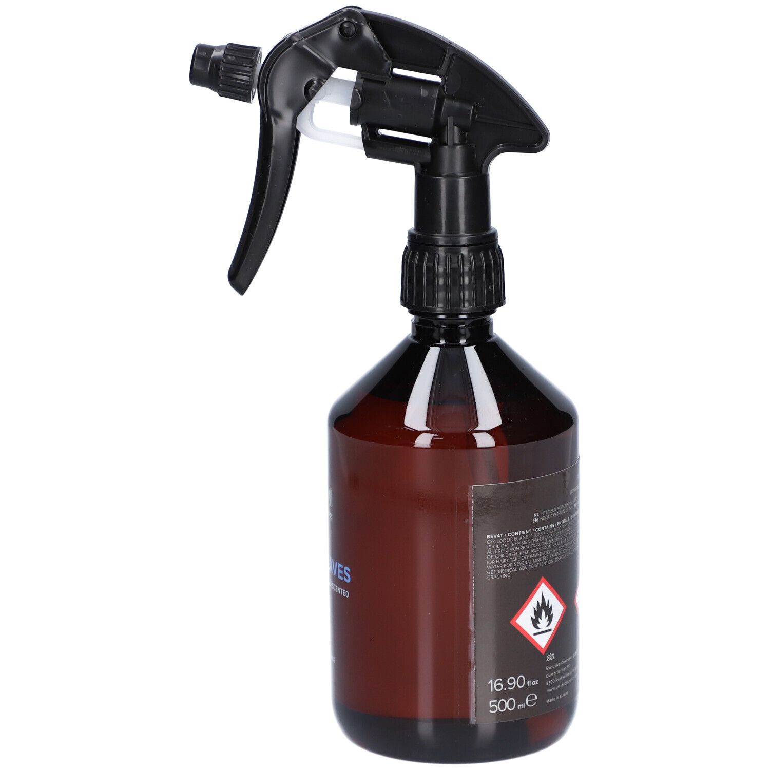 Bruine spuitfles met zwarte spuitkop. Achterkant met tekst en pictogrammen. Volume: 500ml.