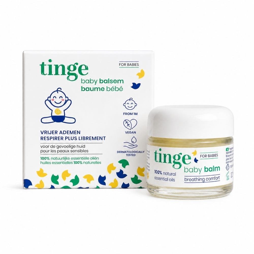 Tinge for Babies Balsem pot met 'Vanaf 1 maand' etiket en informatie over natuurlijke oliën.
