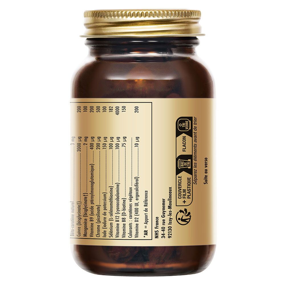 Achterkant van de fles. Etiket met voedingswaarde-informatie en fabrikant.