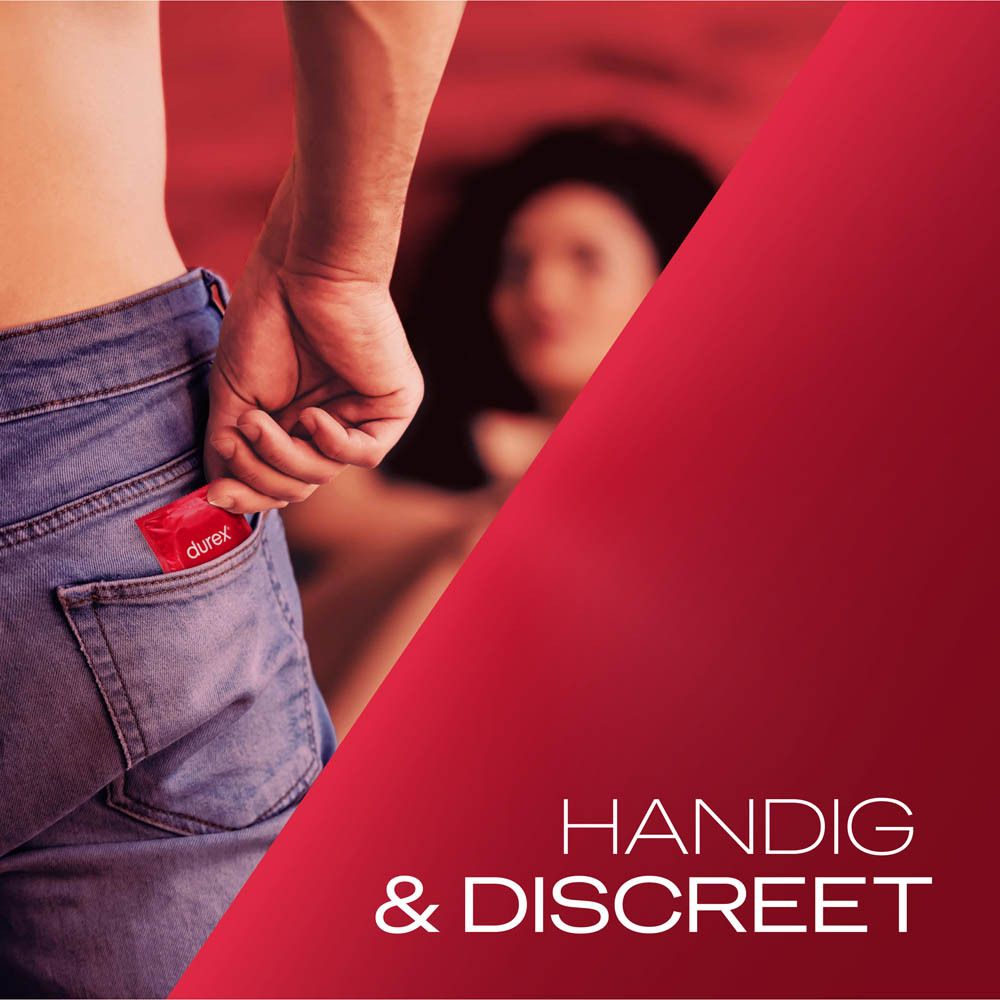 Persoon steekt een rode condoomverpakking in de broekzak. Tekst: Handig & discreet.