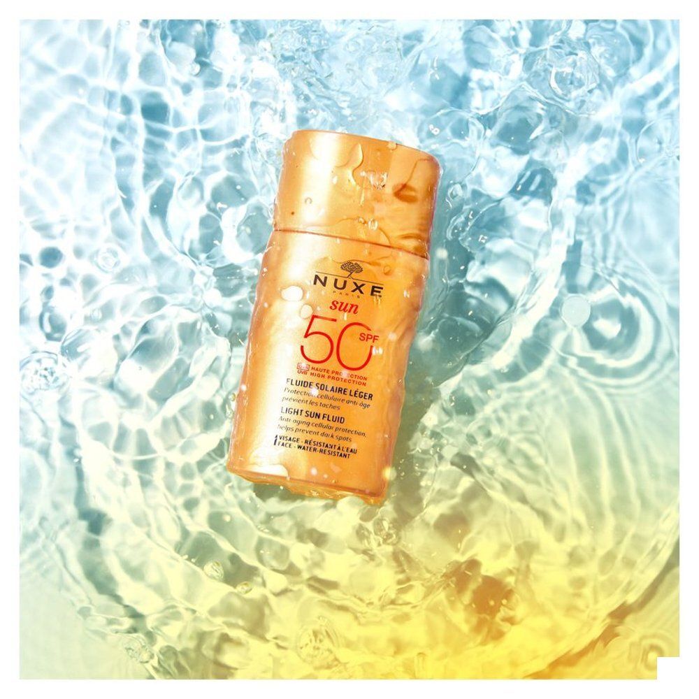 Nuxe Sun Fluide Solaire Léger SPF50 zonnebrandcrème in oranje flesje.