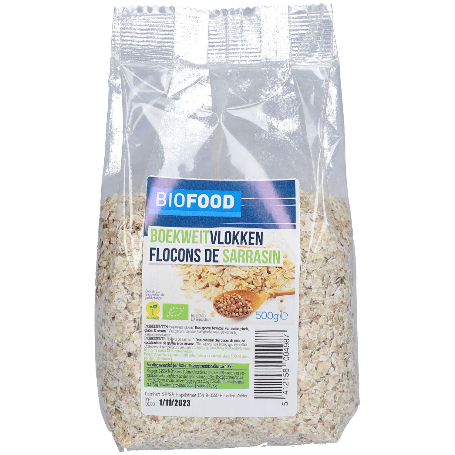 Transparante plastic verpakking met BIOFOOD boekweitvlokken. Etiket met productnaam, FODMAP-logo en afbeelding van granen met fruit.