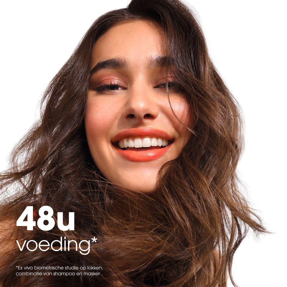 Lachende vrouw met bruin haar. Tekst: 48u voeding.
