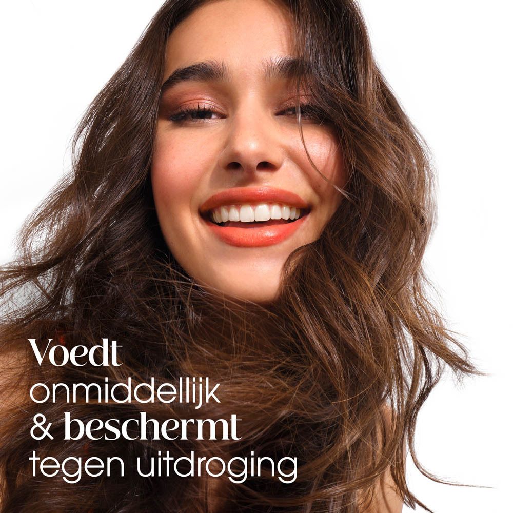 Vrouw met vol, glanzend haar gevoed door KLORANE Mango Conditioner.