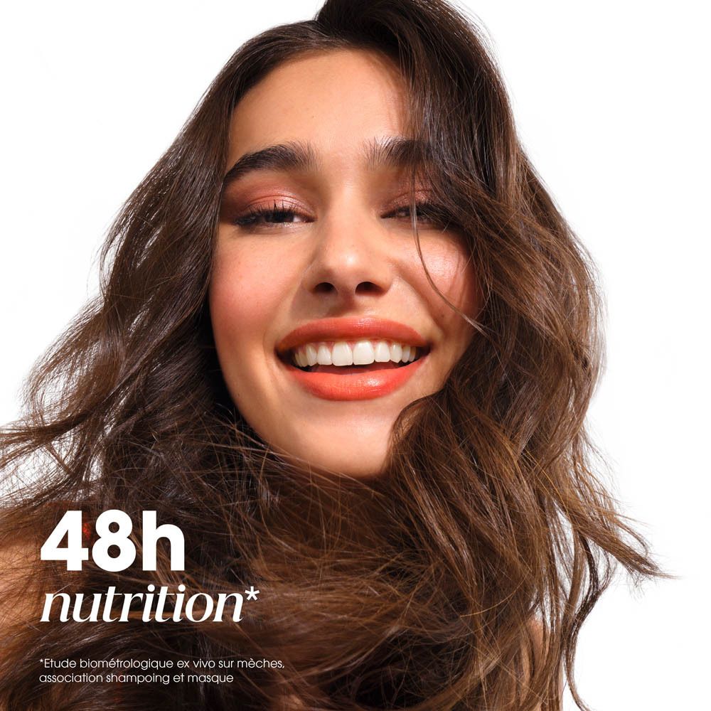 Portrait d'une femme souriante aux cheveux bruns. Texte: '48h nutrition'.