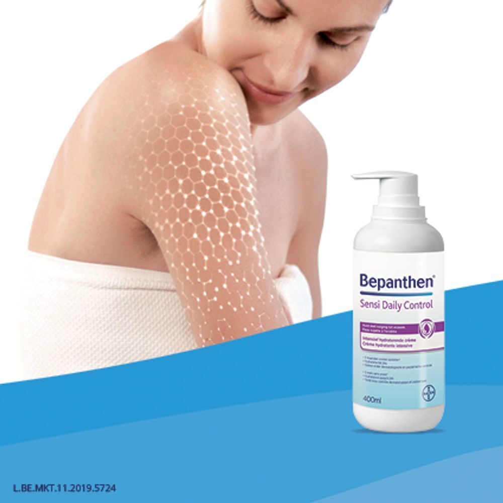 Vrouw met arm. Op arm: zeshoekig patroon. Daarnaast: Bepanthen Sensi Daily Control fles. Blauwe achtergrond.