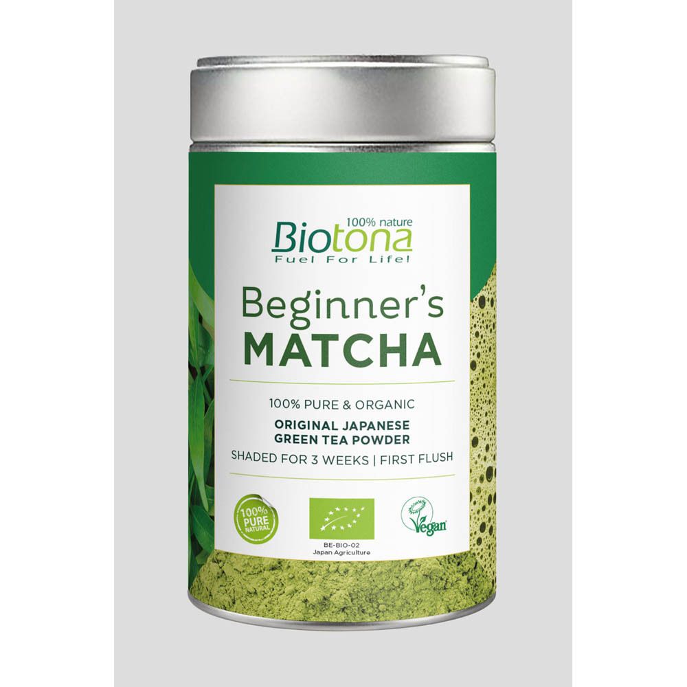 Groene doos met Biotona Matcha. Opschrift: Beginner's Matcha, 100% Pure & Organic, Original Japanese Green Tea Powder.