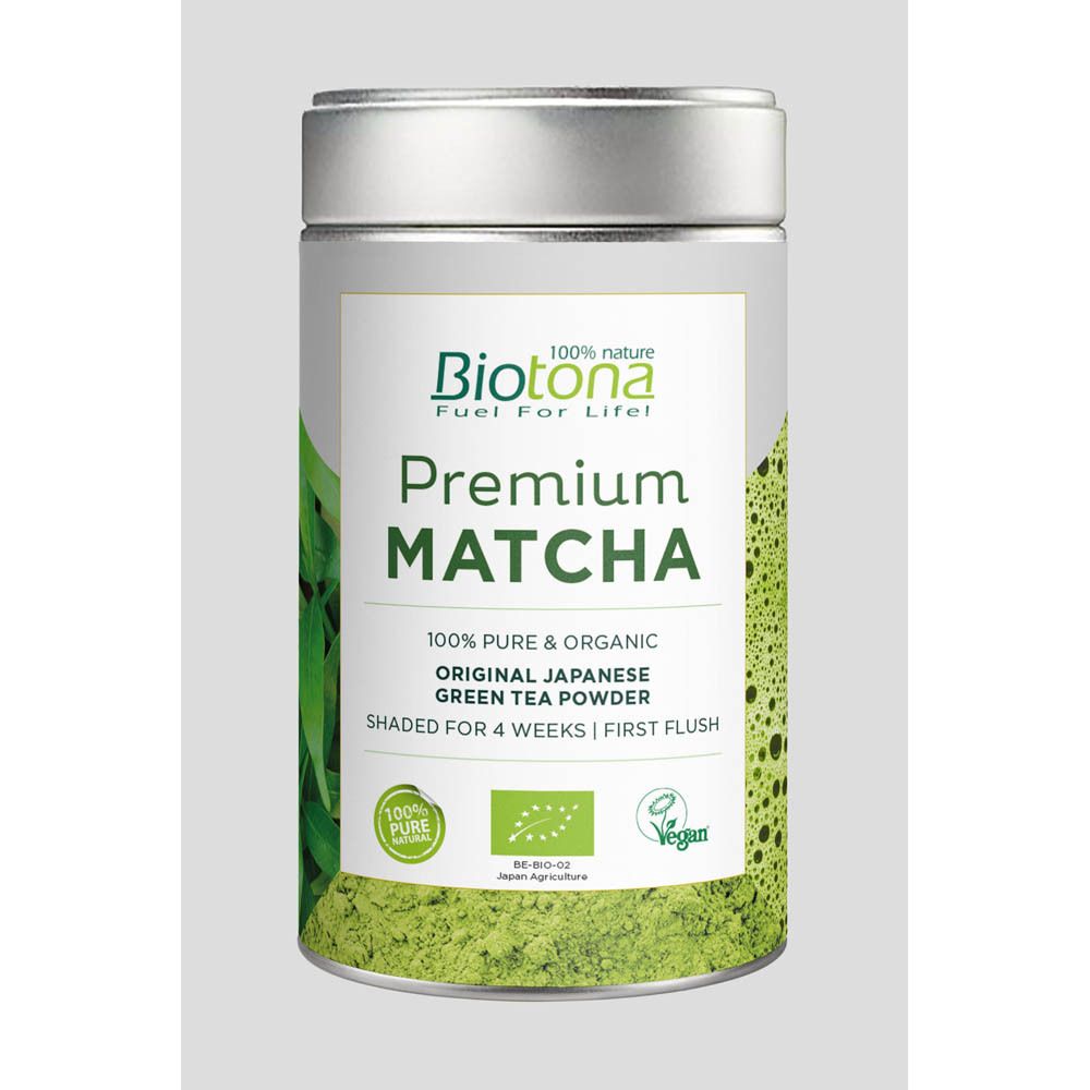 Groene matcha thee in blik. Blik met wit etiket, merk Biotona. Tekst: Premium Matcha, 100% Pure & Organic.