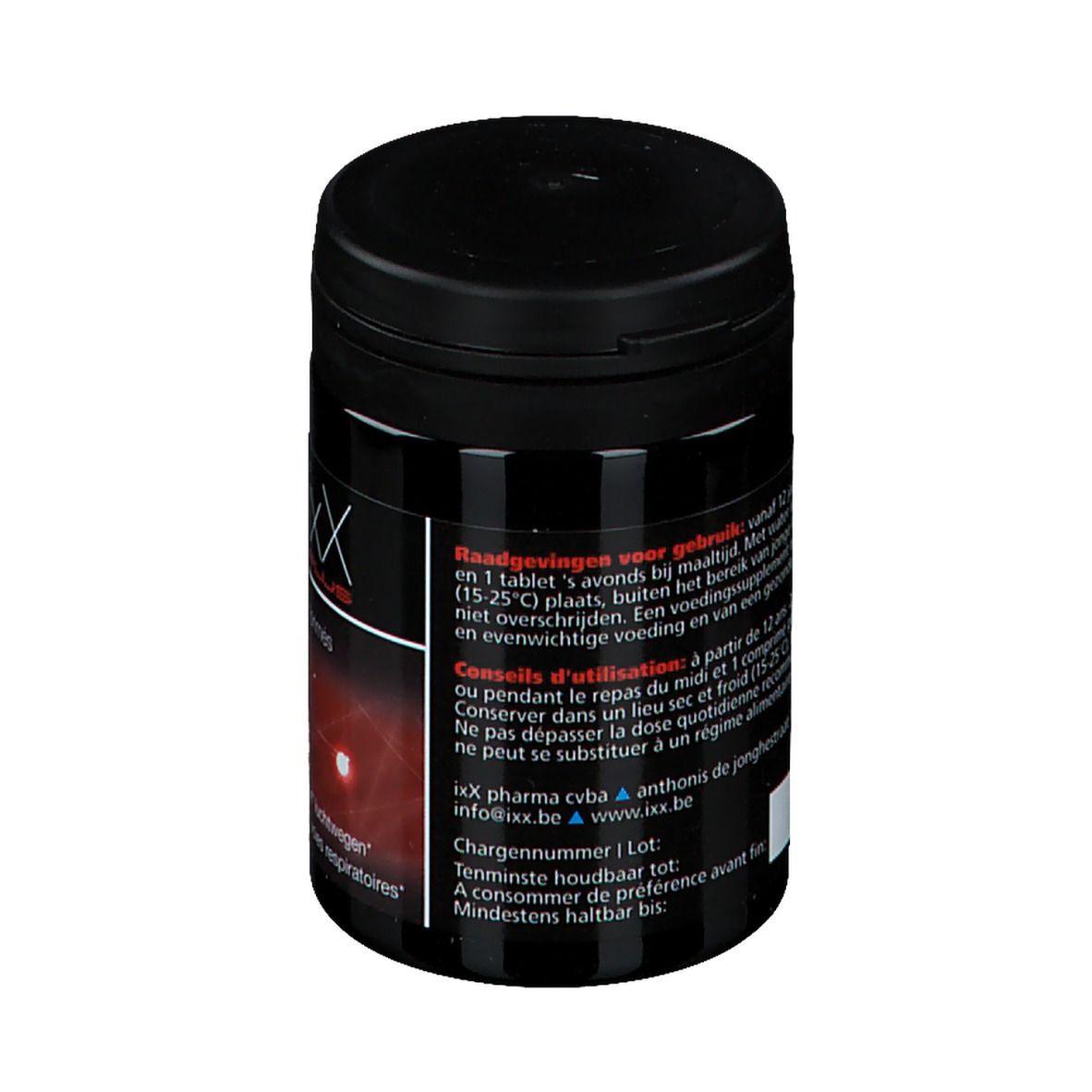 Boîte noire avec étiquette PEA-ixX PLUS. Dos avec texte. Informations d'utilisation et ingrédients. Fond rouge.