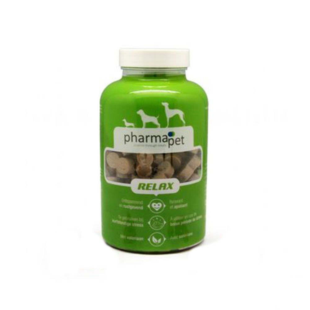 Groene fles met witte dop. Venster met bruine tabletten. Opschrift Pharma Pet Relax, tekst in meerdere talen.