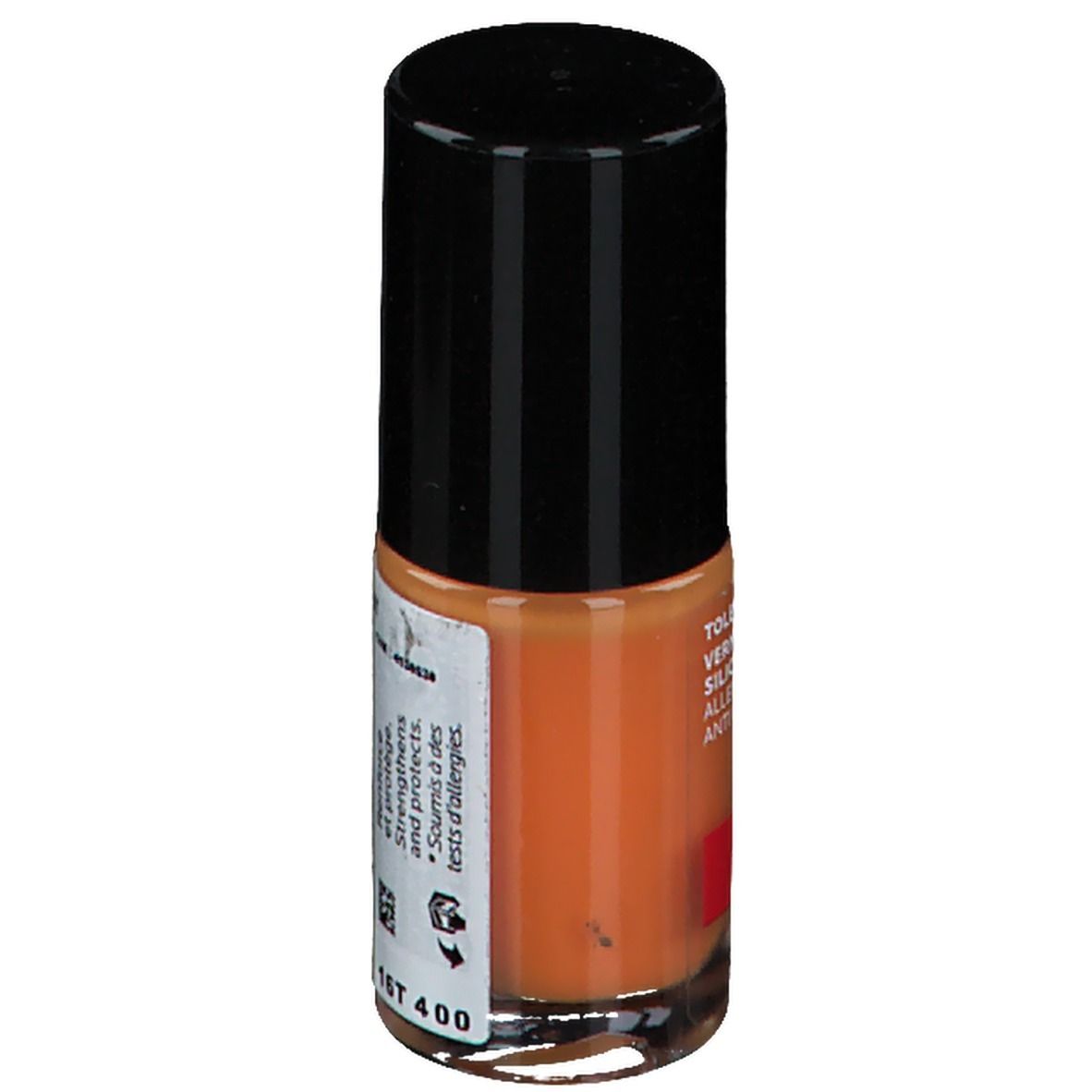 Oranje nagellakfles. Zwarte dop. Tekst op etiket. Productnaam onleesbaar. Rood logo.