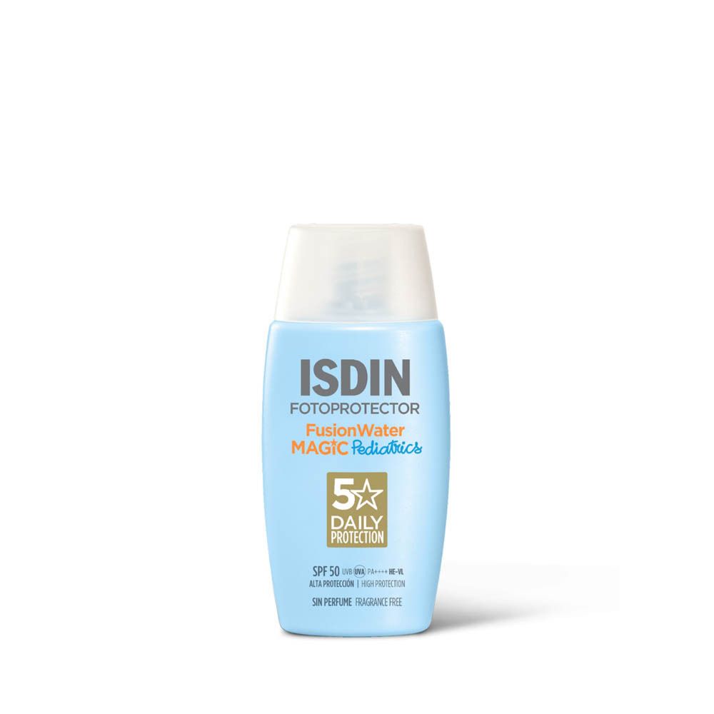 Lichtblauwe fles met witte dop. Opschrift: ISDIN, Fotoprotector, FusionWater, Pediatrics, SPF 50.