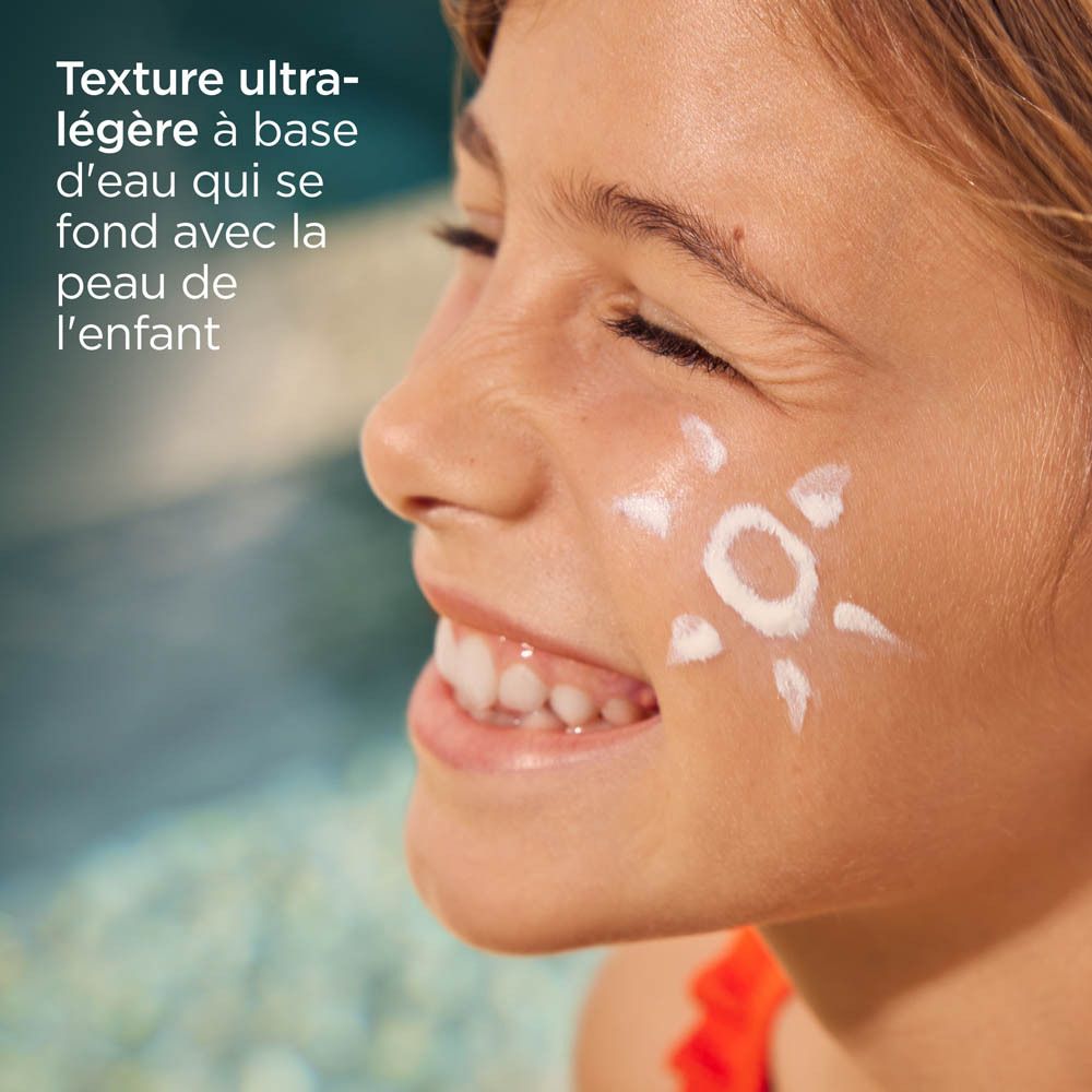 Flacon de produit, bouchon blanc, flacon bleu. Inscription : ISDIN, Fotoprotector, FusionWater, Pediatrics.