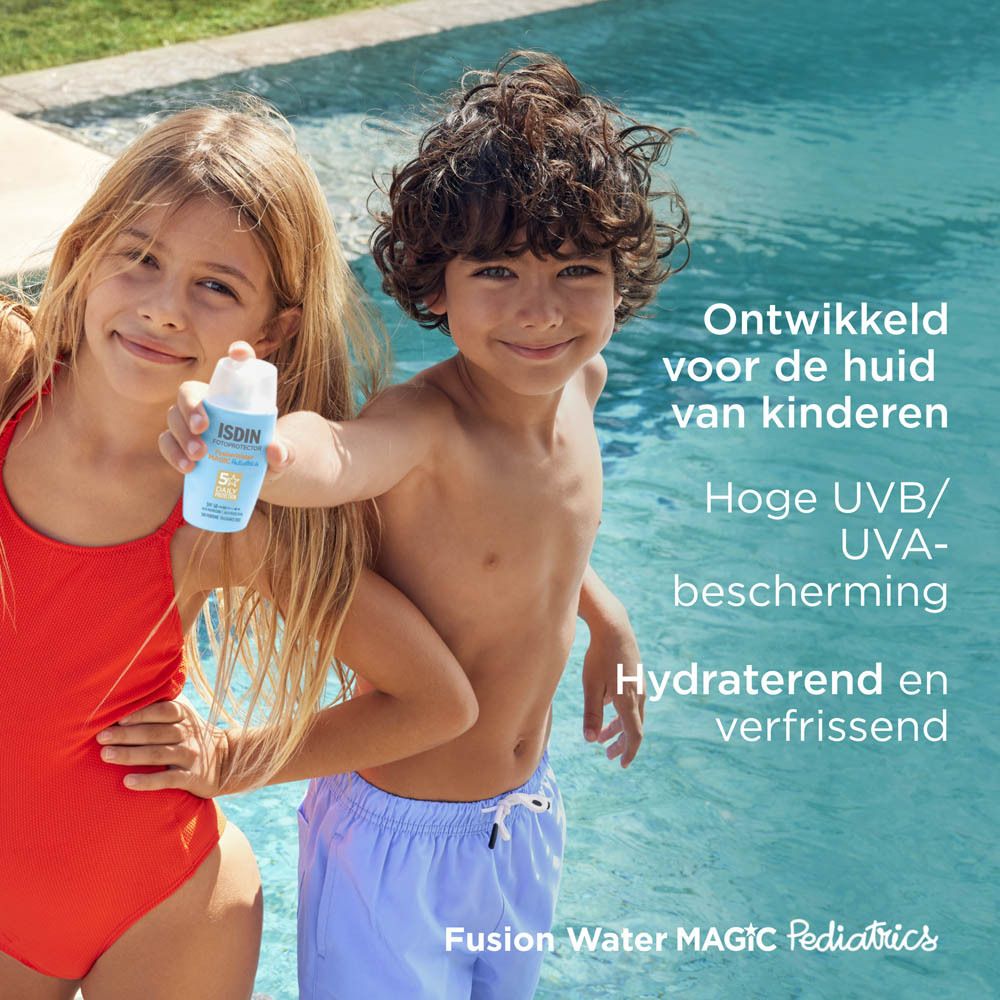 Enfants tenant ISDIN FusionWater. Texte : Formulé pour la peau des enfants. Haute protection UV.