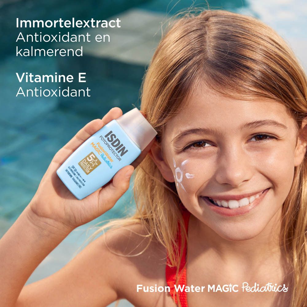 Enfant tenant ISDIN FusionWater. Texte : Extrait d'immortelle. Vitamine E. Enfant souriant.
