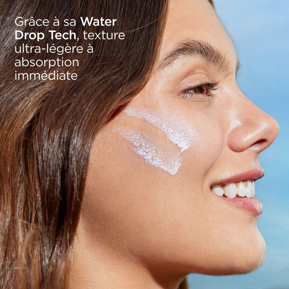 Femme appliquant ISDIN FusionWater MAGIC. Texte: Water Drop Tech.