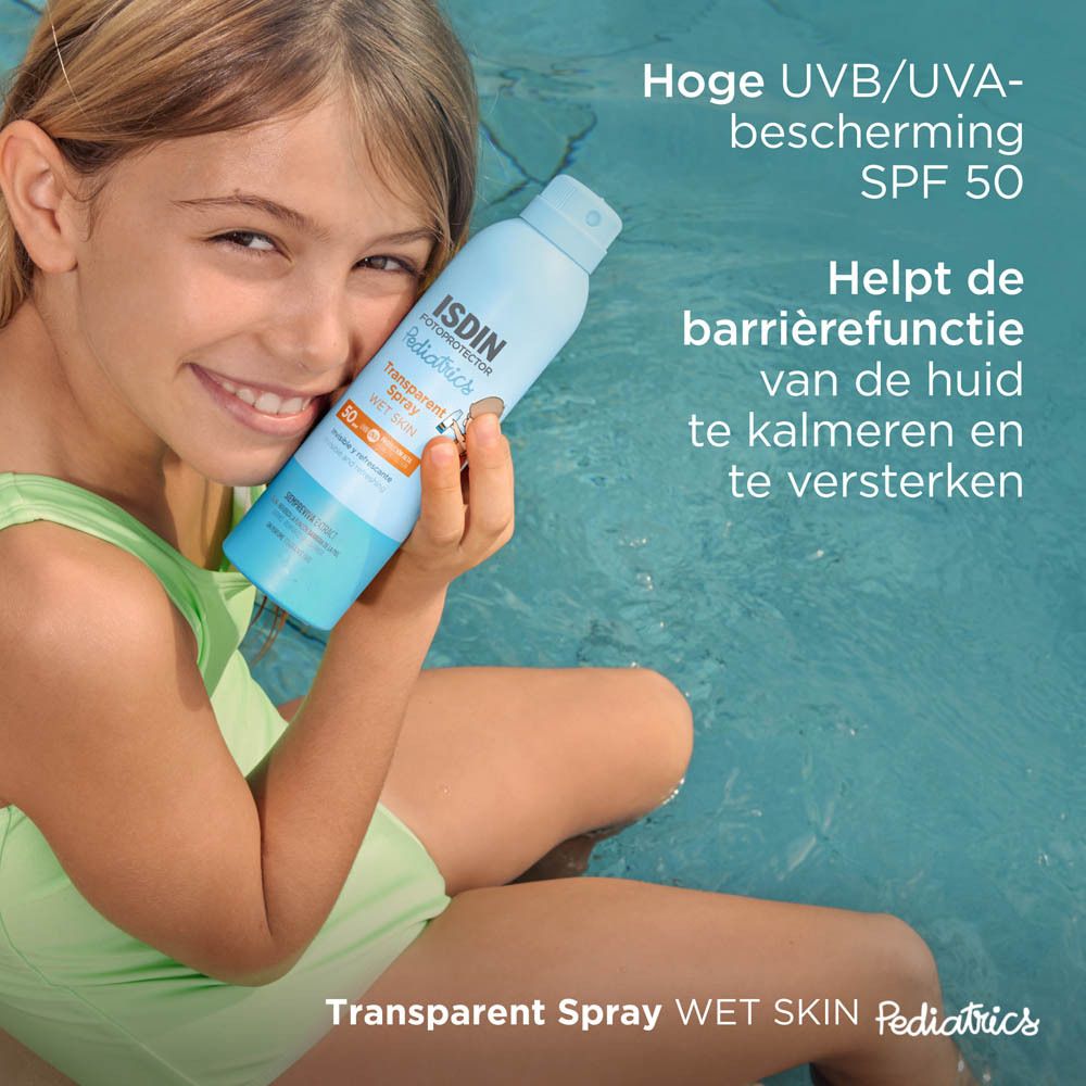 Enfant tenant un spray ISDIN Fotoprotector. Flacon bleu, bouchon blanc. Texte en néerlandais.