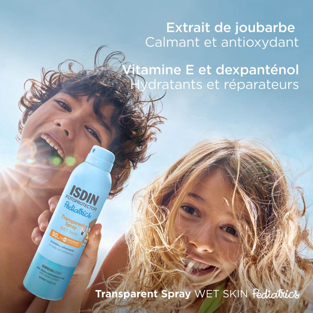 Deux enfants tenant ISDIN Fotoprotector Pädiatrie Transparent Spray Wet Skin SPF50+. Plage.