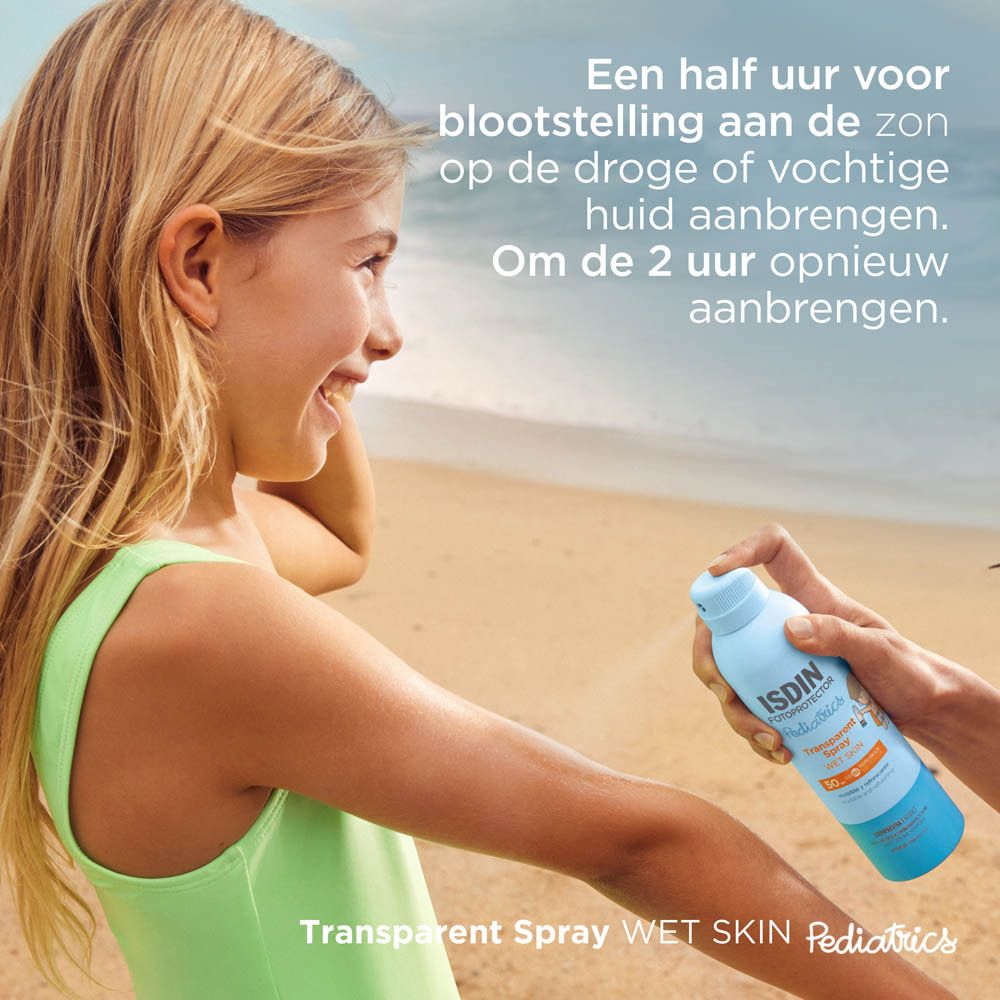 Personne vaporisant le spray ISDIN Fotoprotector sur la peau. Flacon bleu, bouchon blanc. Texte en néerlandais.