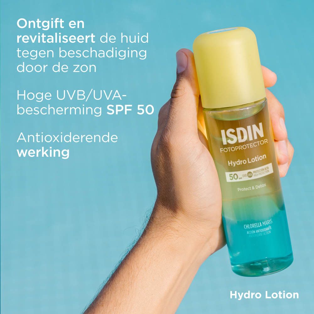 Flacon ISDIN Hydro Lotion SPF 50+. Liquide jaune-vert. Main tenant le flacon. Texte.