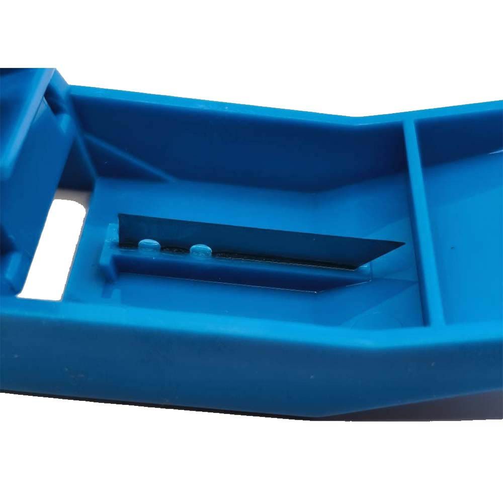 Close-up van het mes van een blauwe pillensnijder.